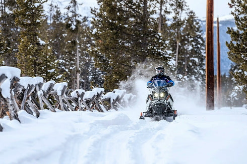 https://polaris.imgix.net/CbhtUehR-2027-sno-650-voyageur-sp-155-white-lightning-image-riding-06433.webp?fit=scale&fm=pjpg&h=1024&w=1536&s=d1c98f8c24a391f756f40e491abffa02