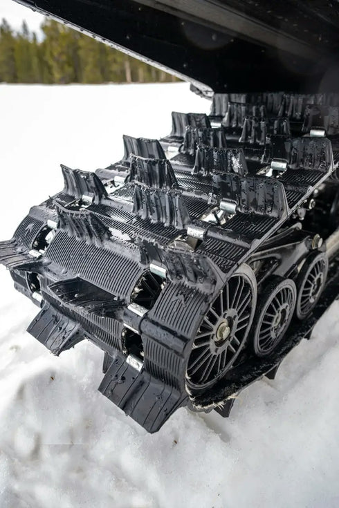 https://polaris.imgix.net/F4dD56xk-2026-sno-image-detail-voyageur-track-lug.webp?fit=scale&fm=pjpg&h=1536&w=1024&s=52e250f907e05806949c83bd8eeca9a2