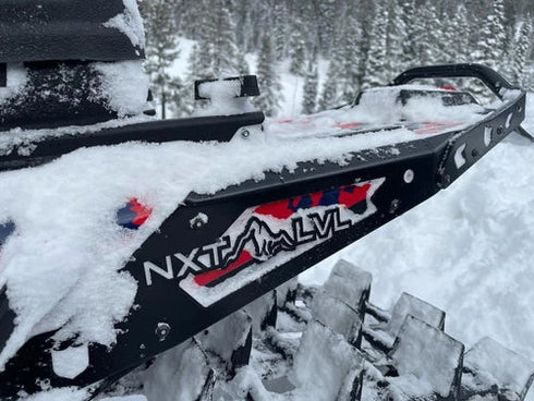 NXT LVL takapuskuri asennettuna Matryx RMK Slash -kelkkaan