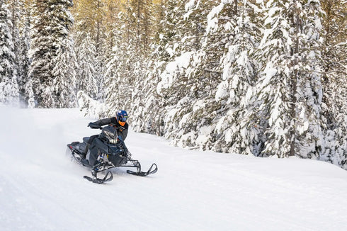 https://polaris.imgix.net/lG0Di6jX-2027-sno-650-indy-xcr-137-gloss-black-image-TW21765.webp?fit=scale&fm=pjpg&h=1023&w=1536&s=1903ebc5bad10b8d03cb96a8ee715987